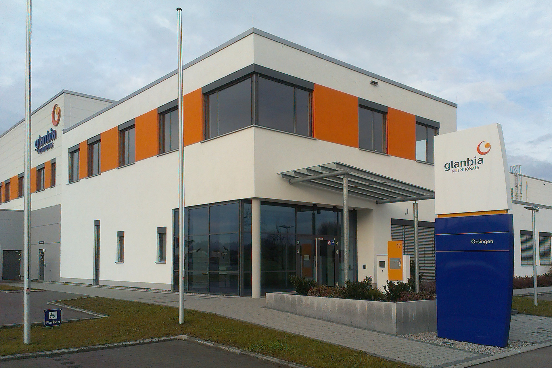 Werk II von Glanbia Nutritionals in Orsingen — Eingangsbereich mit Firmenpylon