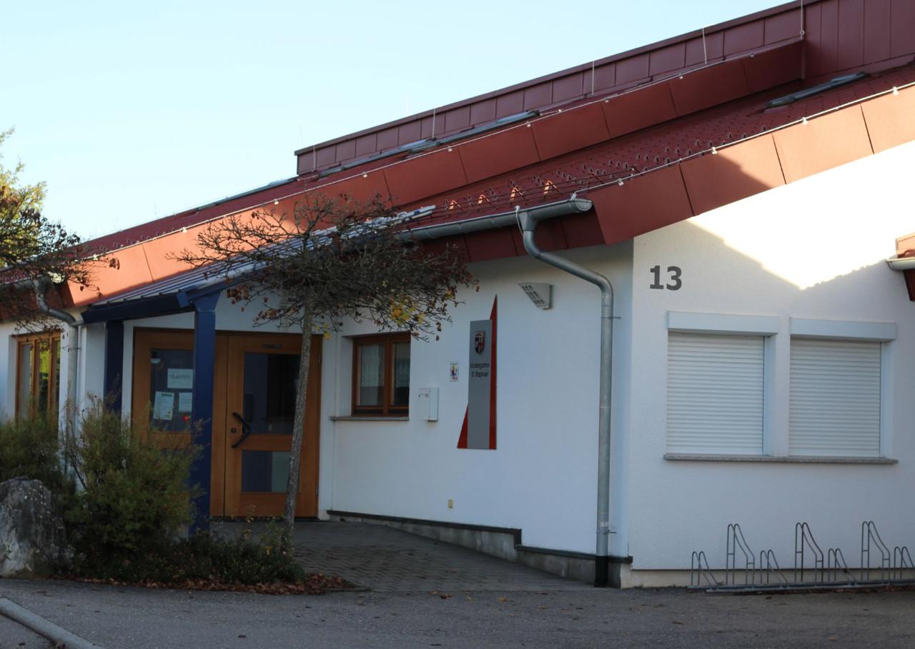 Kindergarten St. Raphael in Nenzingen — Eingangsbereich des Bestandsgebäudes